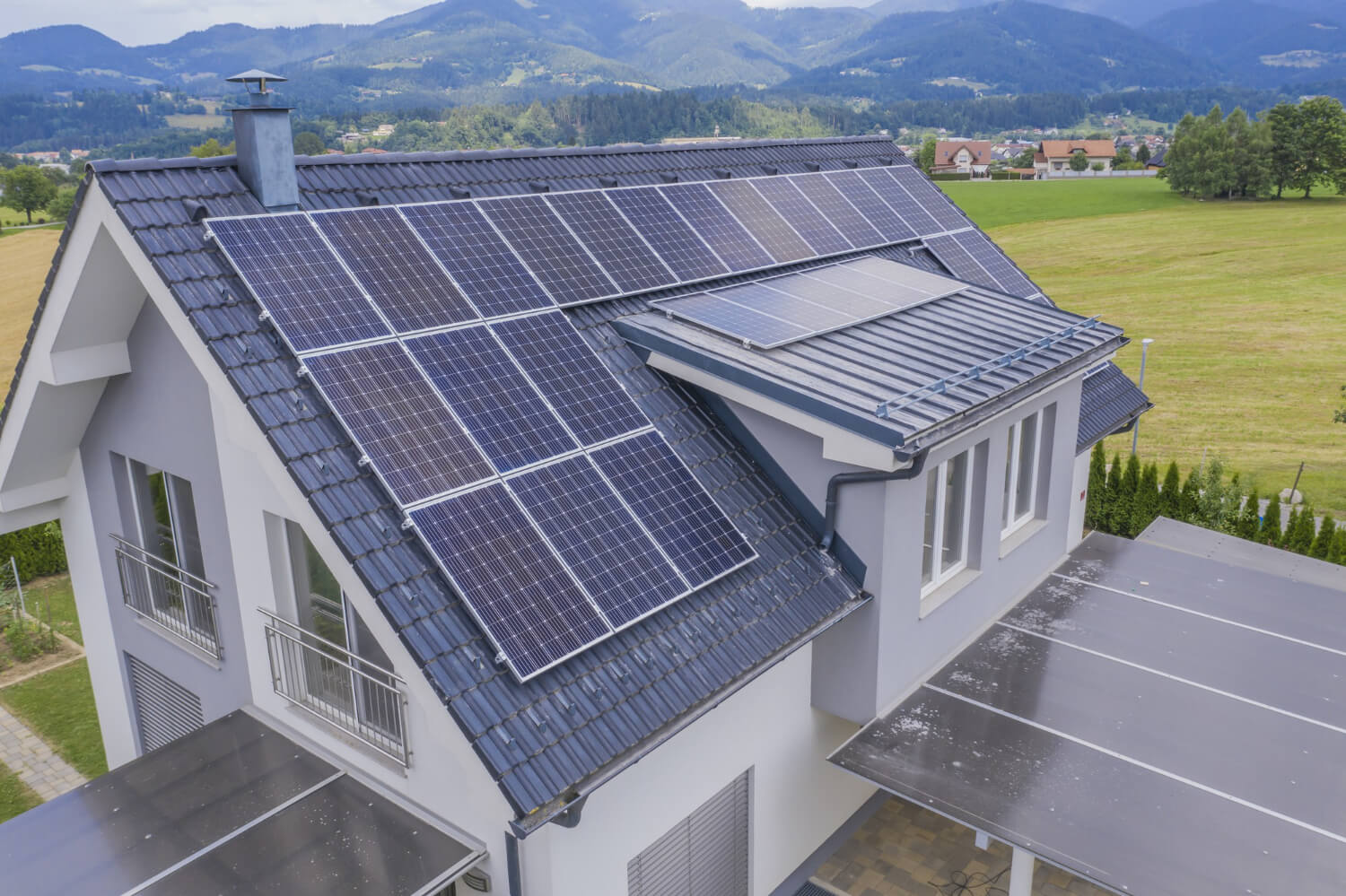 Impianto fotovoltaico posizionato sul tetto di una casa.