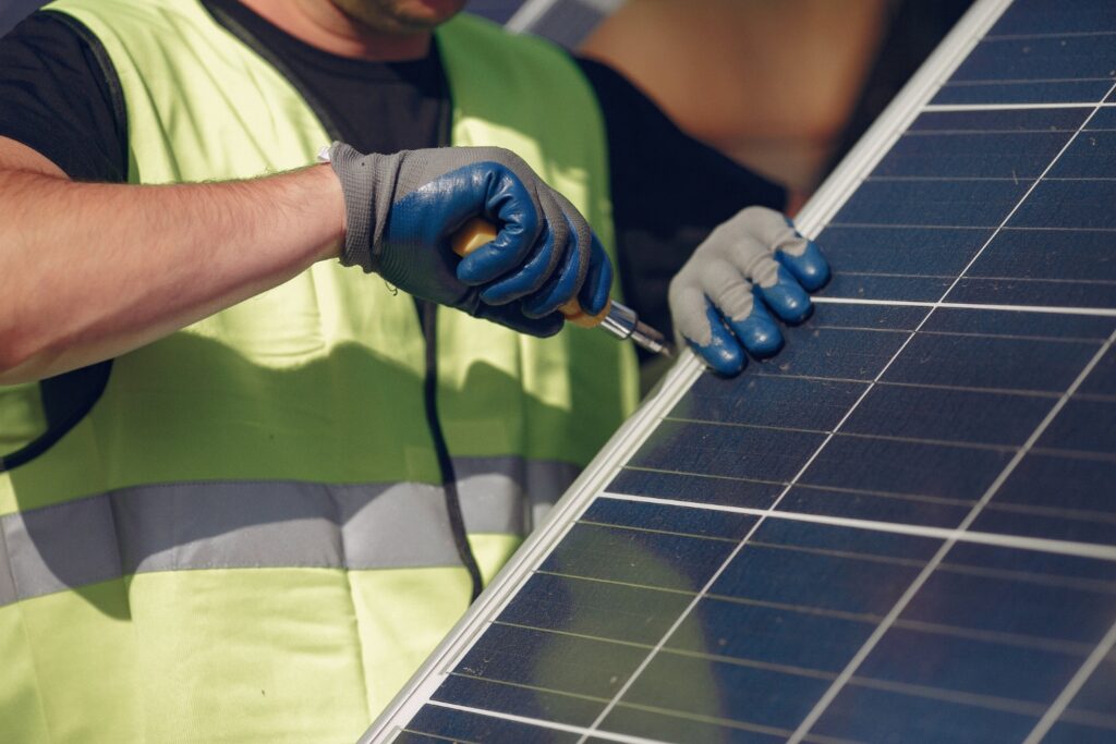manutenzione impianto fotovoltaico: Uomo che aggiusta un pannello