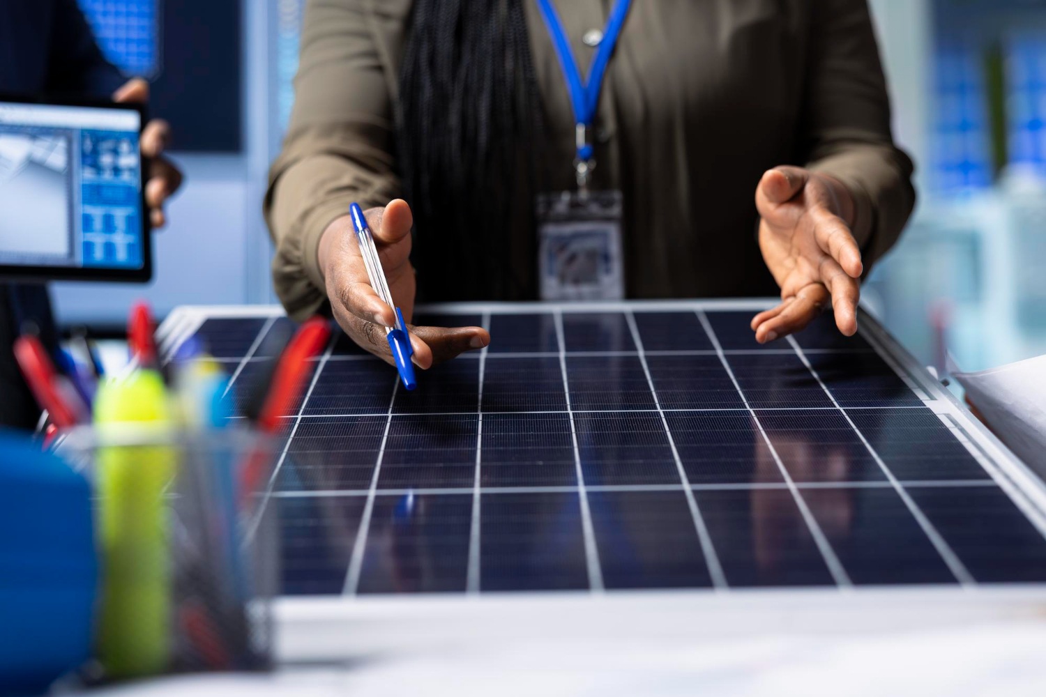 Progettare un impianto fotovoltaico: donna che spiega come fare